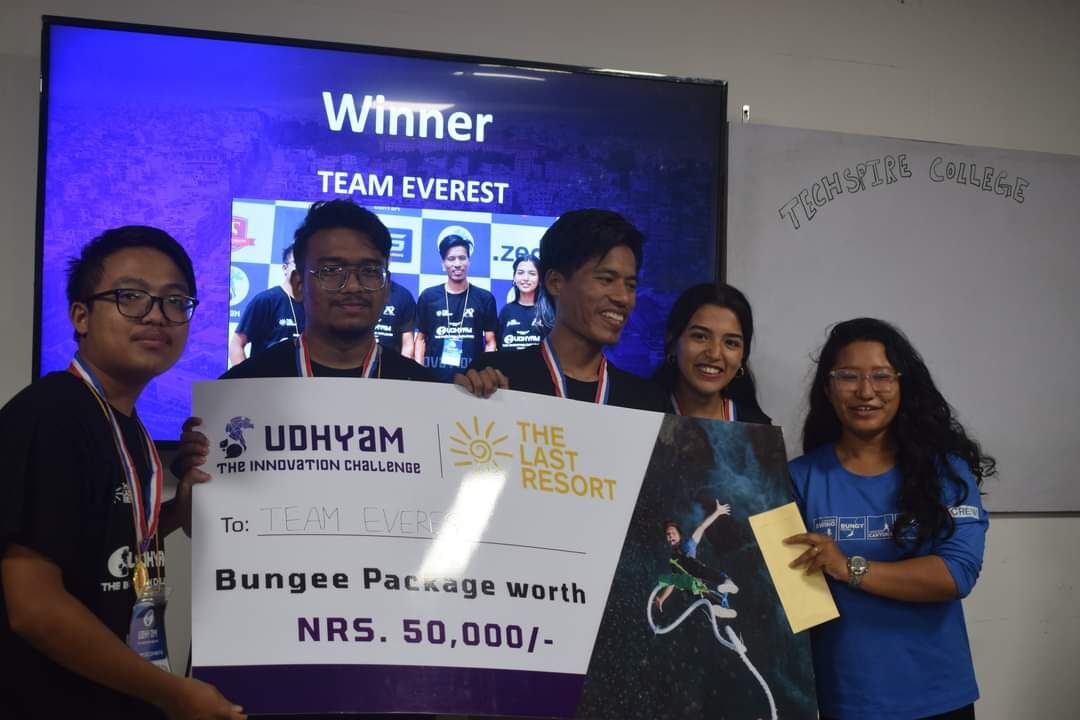 Team Everest with the winner's cheque at Udhyam, The Innovation Challenge